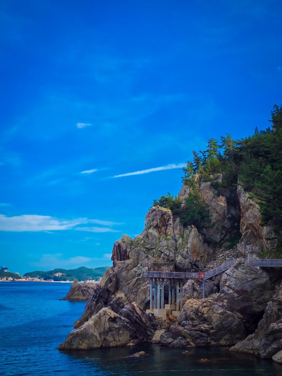 동해 삼척 가볼만한 곳 촛대바위 여행 코스, 초곡용굴촛대바위길 사진 4